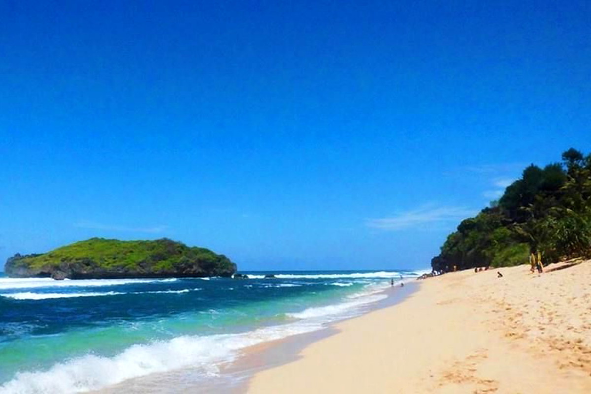 Cemara Jajar Beach: The Secret of White Sands That Tempts Cilacap